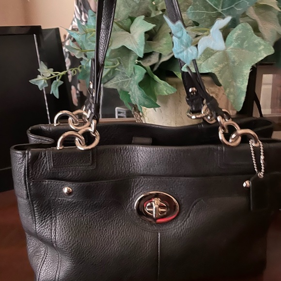 COACH Penelope Carryall 100% AUTHENTIC Color: Black
Leather handbag - Like New - Picture 4 of 16
